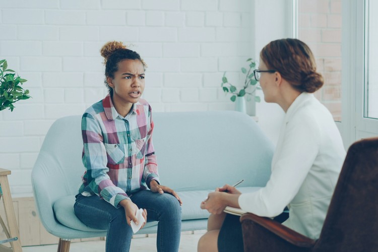 Uzmanla görüşen danışan; profesyonel destek başlangıcını simgeler.