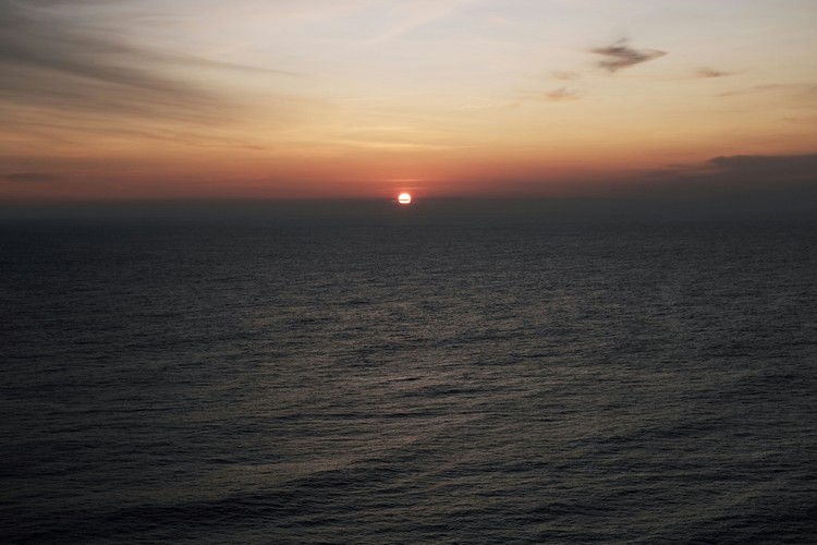 Gün doğumu yönünde yürüyen kişi; yeniden başlangıç ve ilerlemeyi simgeler.